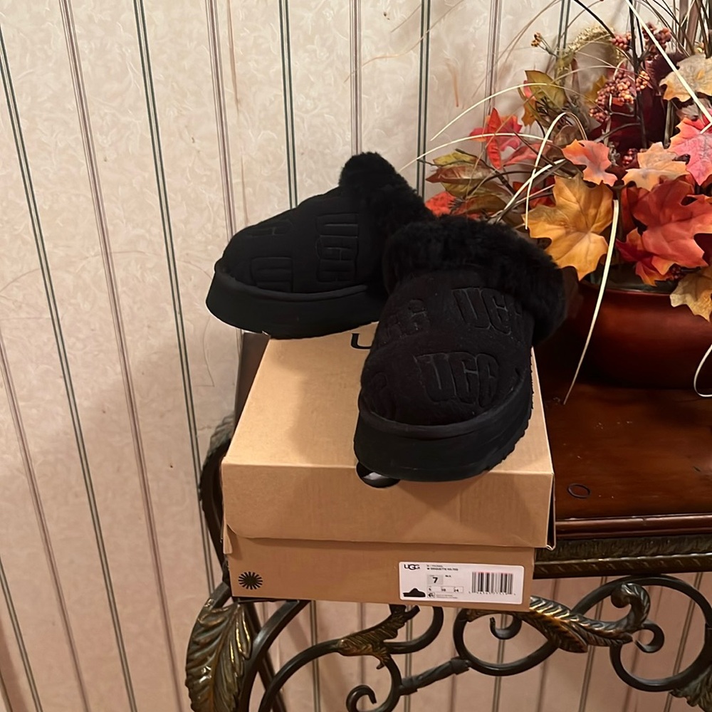 Uggs slides